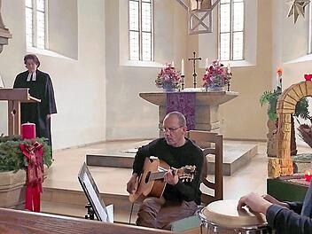 Die Akteure des interaktiven Weihnachtsgottesdienstes (von links) Religionslehrerin, Pfarrerin Alina Ellgring, Musiklehrer Peter Graf, Religionslehrer und Schulpastoral Ralph Fischer und Studienrat Florian Ohnemüller hinter der Kamera. Foto: Heike Schülein
