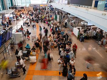 Frau offenbar aus Fenster geschmissen: Verdächtiger an Flughafen gestoppt - er wollte nach Afghanistan