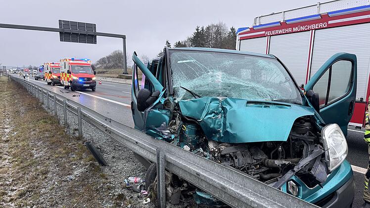Kleintransporter kracht auf A9 im Kreis Hof in Lkw