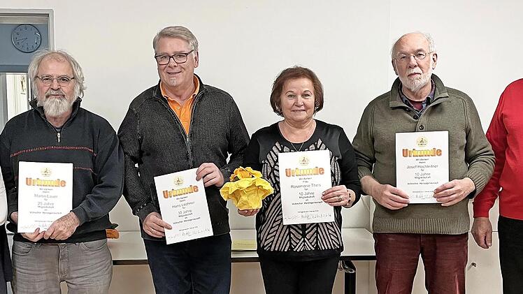 Birgit Lechner (links) und Manfred Vogel (rechts) hatten die Ehrungen langj&auml;hriger Mitglieder vorgenommen. Von links: Martin Lauer bekam seine Urkunde f&uuml;r 25 Jahre Mitgliedschaft, Hans Lechner f&uuml;r 30 Jahre. Rosemarie Theissen und Josef Hochleitner...