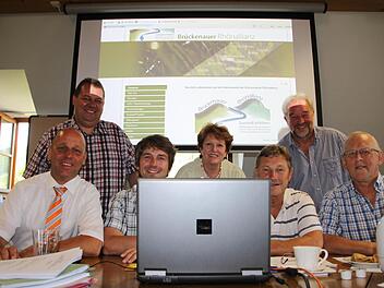 Sie sammeln sich um den Bildschirm: Die Bürgermeister des Altlandkreises Bad Brückenau präsentieren den neuen Internetauftritt der Rhönallianz. Foto: Ulrike Müller