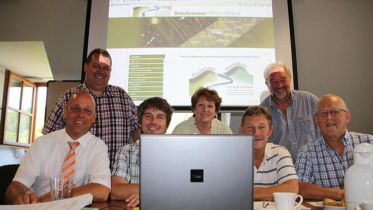 Sie sammeln sich um den Bildschirm: Die Bürgermeister des Altlandkreises Bad Brückenau präsentieren den neuen Internetauftritt der Rhönallianz. Foto: Ulrike Müller
