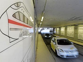 Die Eisenbahnbilder in der Unterführung Coburger Straße sollen bleiben, künftig aber durch eine Effektbeleuchtung besser zur Geltung kommen. Das entschied eine Mehrheit der Stadträte. Foto: Ronald Rinklef