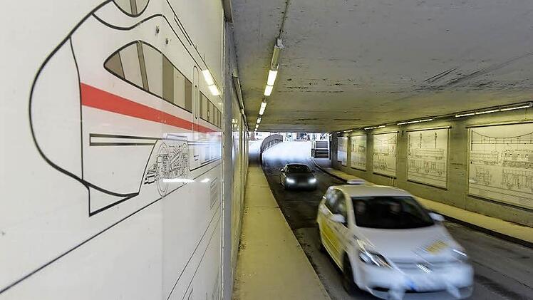 Die Eisenbahnbilder in der Unterführung Coburger Straße sollen bleiben, künftig aber durch eine Effektbeleuchtung besser zur Geltung kommen. Das entschied eine Mehrheit der Stadträte. Foto: Ronald Rinklef