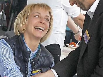 Die Präsidentin des Lions Club Coburg Veste, Sonja Erdel lässt sich von Dr. Michael Wunderlich typisieren. Am Dienstag gibt es in der Aula der Hochschule die Gelegenheit, sich typisieren zu lassen. Foto: Daniela Pondelicek