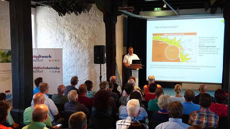 Großes Interesse. Die Veranstaltung zu dem Solar-Modell für selbstgenutzten Strom lockte zahlreiche Bürger in die alte Rathaushalle in Haßfurt. Foto: Manfred Wagner