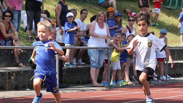Die jungen Sportler, aber auch die Zuschauer, gaben alles beim Sprint über die 50 Meter.
