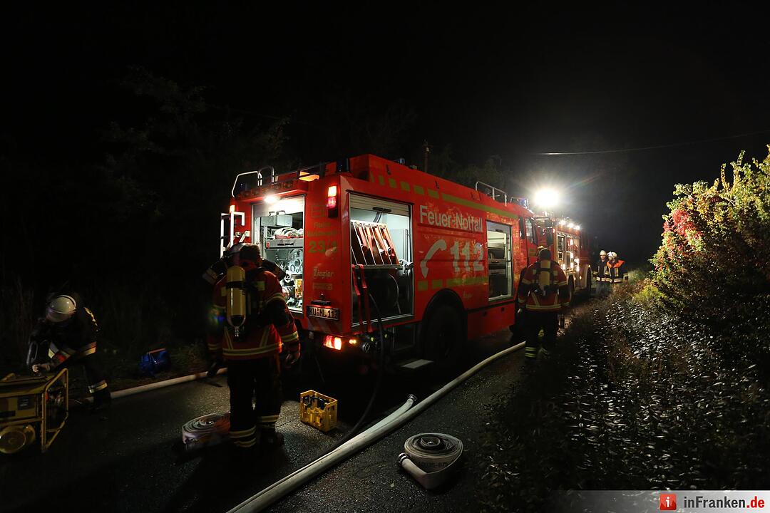 Brennender Pkw greift auf Wohnhaus ueber - Dachstuhlbrand