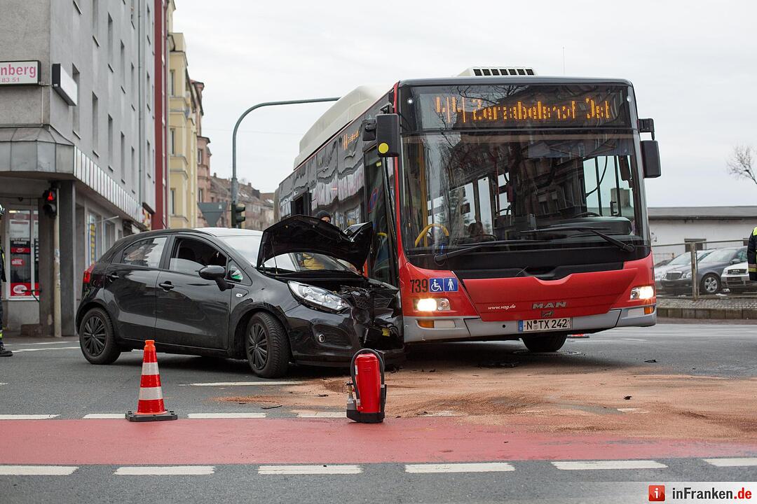 Nürnberg: Auto kracht gegen Bus