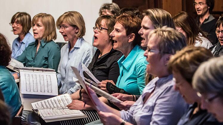 Der Coburger Chor "Unerhört" probt für sein Jubiläumskonzert, das am 24. April im Kongresshaus stattfindet.Foto: Jochen Berger