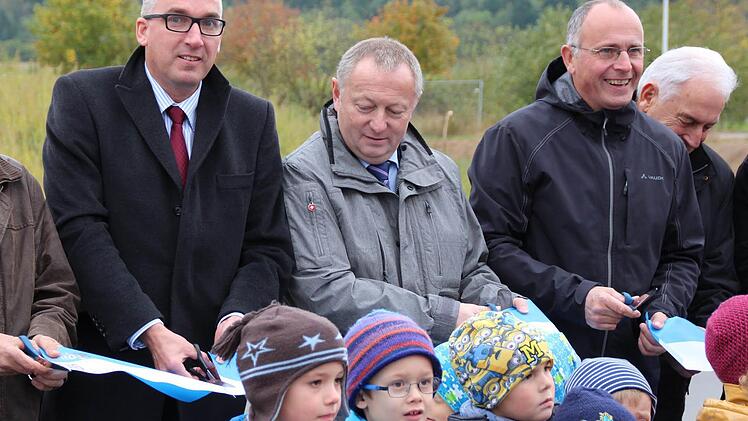 2. Bürgermeister Andreas Sandwall (von links), Landrat Thomas Bold und Matthias Wacker vom Staatlichen Bauamt geben die Straße frei. Foto: Benedikt Borst