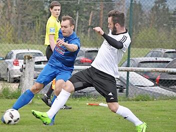 Der momentan verletzte Andreas Vogelmann (r.) von der DJK Weingarts bremste beim 0:0 im Spitzenduell der Vorsaison den Ex-Kirchehrenbacher Matthias Schuhmann an der Seitenlinie aus.  Foto: Leo Hühnlein