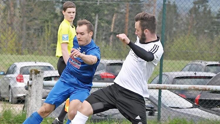 Der momentan verletzte Andreas Vogelmann (r.) von der DJK Weingarts bremste beim 0:0 im Spitzenduell der Vorsaison den Ex-Kirchehrenbacher Matthias Schuhmann an der Seitenlinie aus.  Foto: Leo Hühnlein
