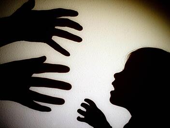 Ein 57-jähriger Mann aus dem Landkreis Kronach  soll die Tochter seiner Lebensgefährtin über Jahre hinweg in fast 100 Fällen sexuell missbraucht haben.  Patrick Pleul, dpa
