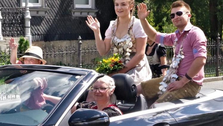 Den Schlusspunkt setzten Schützenkönig Lukas Eisenbeiß und Jungschützenkönigin Laura Wachter.