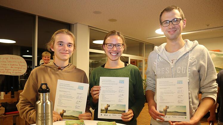 Unter den Teilnehmern des MAB Jugendforums waren auch drei aus der  Region: Adrian Griebel (21) aus Wechterswinkel, Miriam Völkel (25) aus  Oberkotzau und Lorenz Pfeuffer (22) aus Münnerstadt. Foto: Anna-Lena  Bieneck/Biosphärenreservat Rhön. Foto: Marion Eckert
