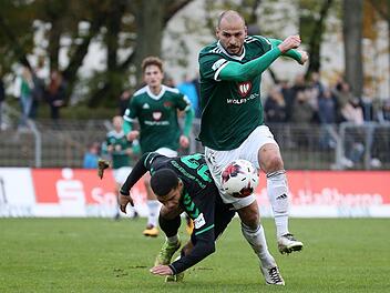 Bescherte dem FC 05 drei Punkte: Adam Jabiri (gr&uuml;nes Trikot), der hier Malik McLemore (SpVgg Greuther F&uuml;rth II) alt aussehen l&auml;sst.  Foto:  foto2press/Frank Scheuring