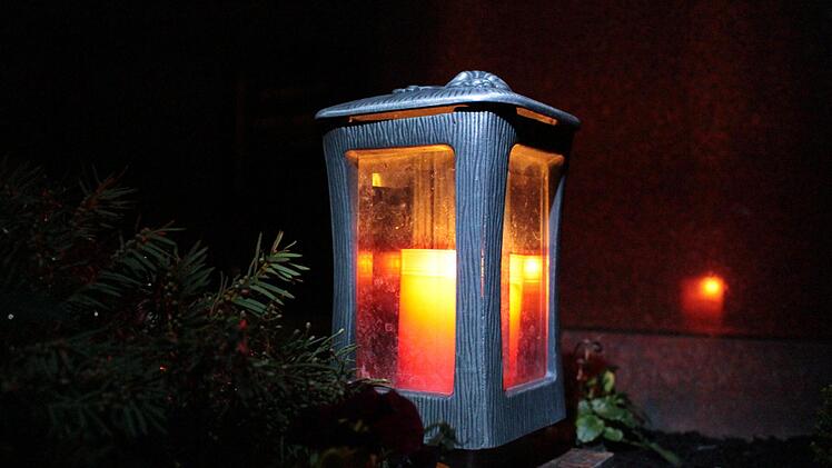 An den Weihnachtstagen erinnern auch auf dem Höchstadter Friedhof Grablichter an die verstorbenen Angehörigen.  Foto: Andreas Dorsch