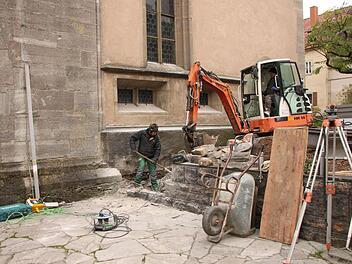 Zum Schutz der historischen Glasfenster im Innern der Kirche wurden außen Schutzgitter angebracht.  Foto: Heike Beudert