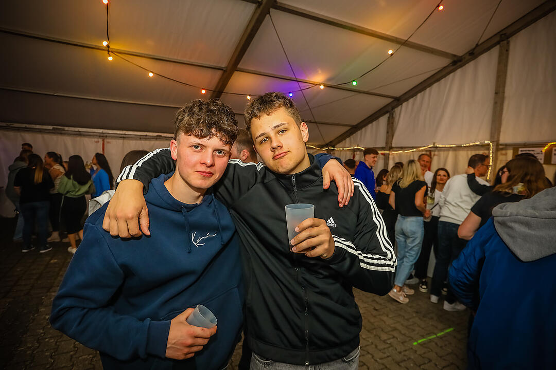 Samstagsparty im Festzelt!