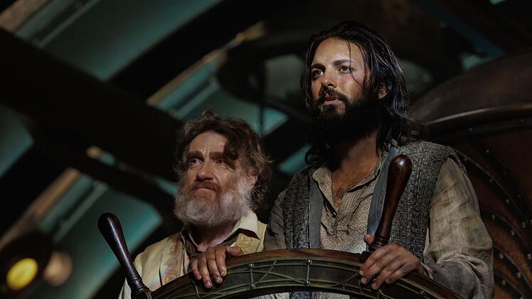 Der Gefangene Nemo (Shazad Latif, rechts) und der Architekt Benoit (Thierry Fr&eacute;mont) entf&uuml;hren das U-Boot Nautilus aus einer Strafkolonie in Indien.