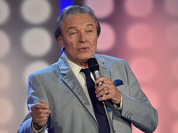 Karel Gott Vor sieben Jahren verstarb Musik-Legende Karel Gott im Alter von 80 Jahren. Nun will seine Tochter Charlotte ihre eigene Musikkarriere starten.