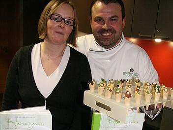 Alexander Schütz und seine Freundin Claudia Blecher sind ein eingespieltes Team. Während er seine Bücher signierte, bewirtete sie die Gäste. Fotos: Sonja Adam