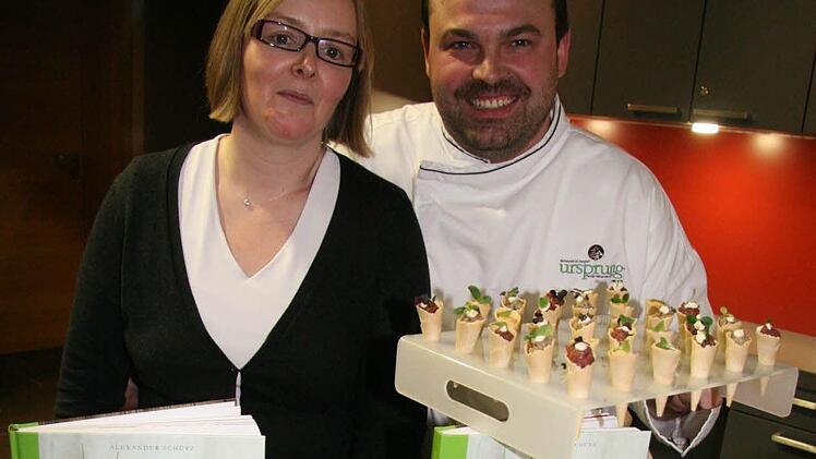 Alexander Schütz und seine Freundin Claudia Blecher sind ein eingespieltes Team. Während er seine Bücher signierte, bewirtete sie die Gäste. Fotos: Sonja Adam