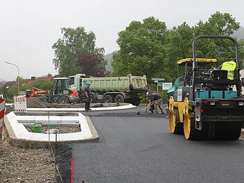 Auf Hochtouren laufen die Arbeiten für den Bau des neuen Kreisverkehrs in Zeil. Finanziell kommt die Stadt dabei günstig davon, denn das Staatliche Bauamt Schweinfurt fördert die Maßnahme erheblich. Die Behörde übernimmt den Löwenanteil der Kosten (85 Prozent). Gleichwohl schlägt sich das Projekt im Haushalt der Stadt Zeil nieder. Unser Bild entstand am Dienstag bei Asphaltierungsarbeiten. Foto: Klaus Schmitt