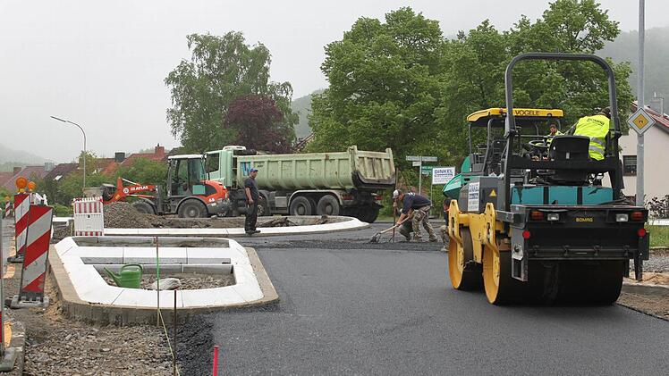 Auf Hochtouren laufen die Arbeiten für den Bau des neuen Kreisverkehrs in Zeil. Finanziell kommt die Stadt dabei günstig davon, denn das Staatliche Bauamt Schweinfurt fördert die Maßnahme erheblich. Die Behörde übernimmt den Löwenanteil der Kosten (85 Prozent). Gleichwohl schlägt sich das Projekt im Haushalt der Stadt Zeil nieder. Unser Bild entstand am Dienstag bei Asphaltierungsarbeiten. Foto: Klaus Schmitt