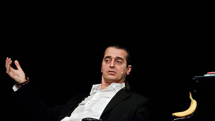 Hagen Rether bei seinem Gastspiel im Coburger Kongresshaus.Foto: Jochen Berger