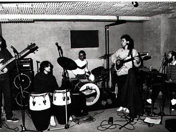 In den 80ern: Harald Rost (Bass), Stephan Barnikel (Percussion), Jo Mennig (Drums), Wolfgang Pfister (Guitar) und Jochen Lang (Keyboard). Foto: pr