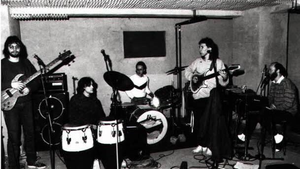 In den 80ern: Harald Rost (Bass), Stephan Barnikel (Percussion), Jo Mennig (Drums), Wolfgang Pfister (Guitar) und Jochen Lang (Keyboard). Foto: pr