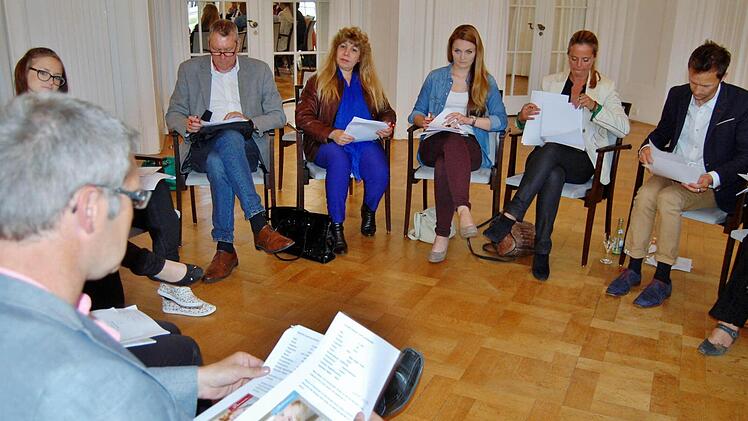 Lange diskutierte die Jury und nahm dann doch alle vier Bewerberinnen.  Foto: Sigismund von Dobschütz
