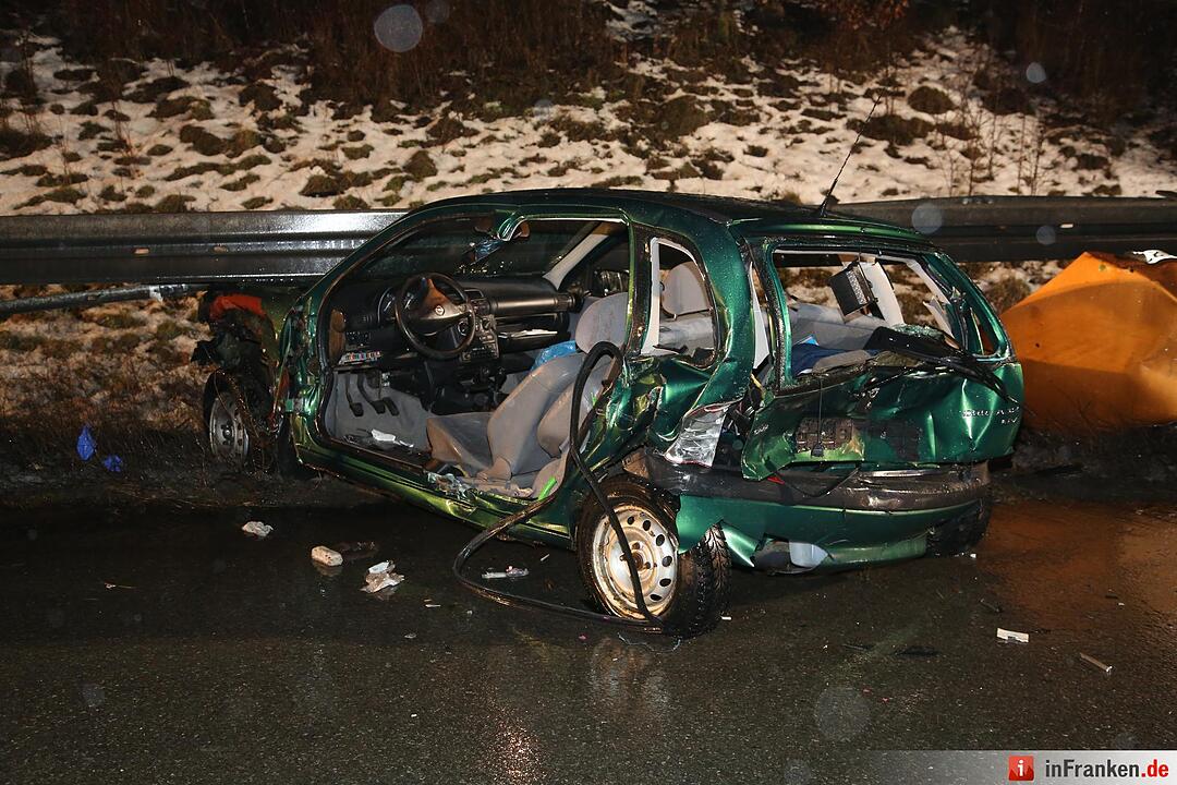 Drei Autos kollidieren auf der A9 - Ein lebensgefaehrlich Verletzter