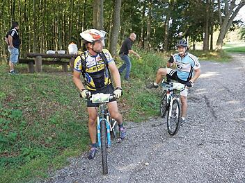 Schnell mal eine Banane oder ein Stück Apfel. Manche Fahrer hatten an den Verpflegungsstationen nicht viel Zeit.  Foto: Marion Eckert