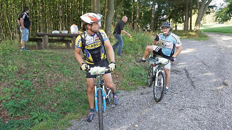 Schnell mal eine Banane oder ein Stück Apfel. Manche Fahrer hatten an den Verpflegungsstationen nicht viel Zeit.  Foto: Marion Eckert