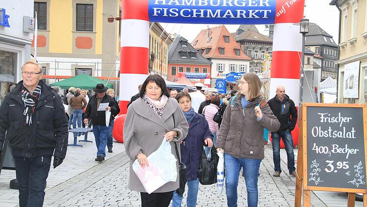Der verkaufsoffene Sonntag mit Fischmarkt und Autoschau lockte gestern viele Besucher in die Innenstadt. Foto: Gerda Völk