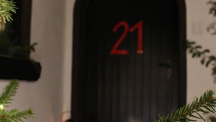 Marion Koch hat das 21. Adventsfenster in Untersteinach ganz liebevoll hergerichtet. Foto: Lisa Kieslinger