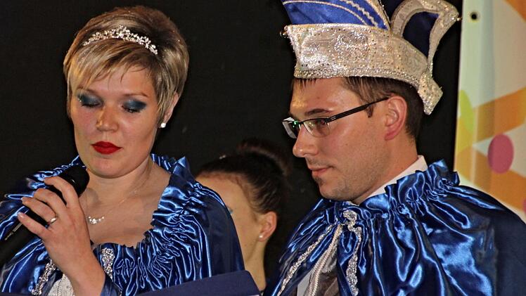 Das Prinzenpaar Sabrina und Manuel Arnold versprachen, dass den Besuchern eingeheizt würde. Foto: Helmut Will
