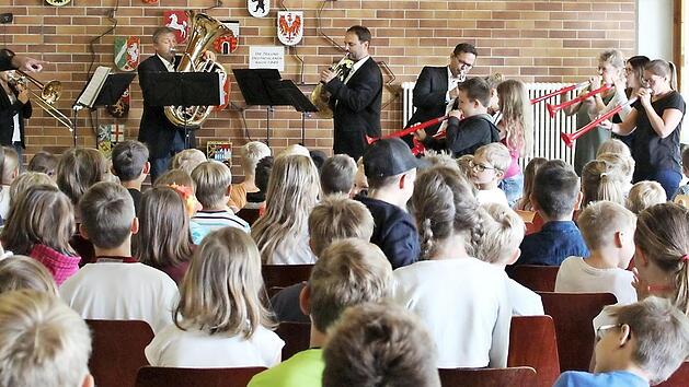 Auch Rektorin Angelika Werner (links), drei Sch&uuml;ler und zwei Lehrkr&auml;fte wurden in das "3 Klang Konzert" eingebunden. Foto: Werner Rei&szlig;aus