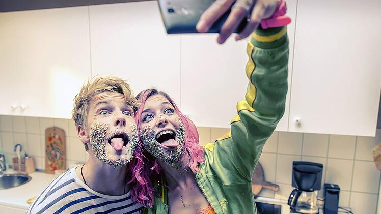 Phil (Louis Hofmann) und seine beste Freundin Kat (Svenja Jung) haben immer viel Spa&szlig; miteinander.