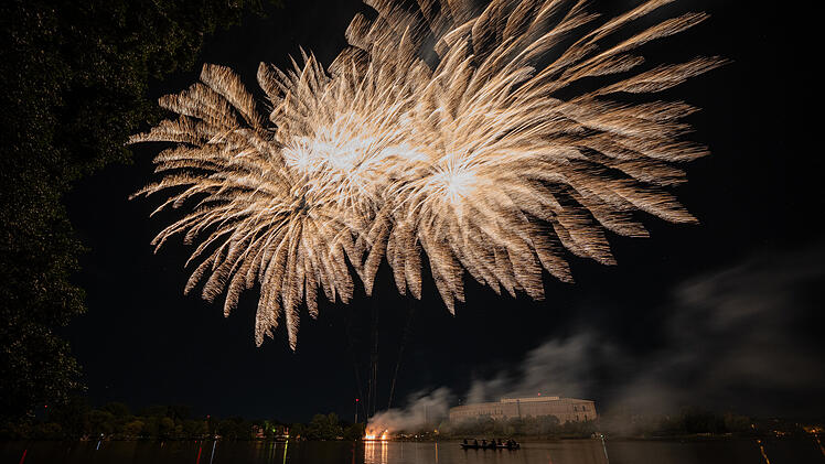 Fulminate Feuerwerk-Show beim 200. N&uuml;rnberger Volksfest