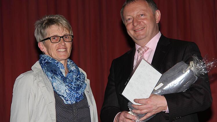 Schützin Gerda Busch freut sich über die Sportlerehrung, die ihr Landrat Thomas Bold überreicht.