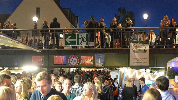 Trubel unter und auf der Markusbrücke zur Sandkirchweih Foto: Archiv/Ronald Rinklef