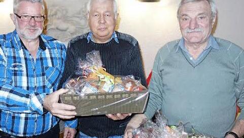 Der neue Vorsitzende Dieter J&auml;ger (von links) &uuml;bergab Pr&auml;sente an die beiden langj&auml;hrigen Vorstandsmitglieder Wolfgang Brand und Helmut Kraus, die mehr als 22 Jahre lang als Kassier bzw. Vorsitzender des Siedlervereins gewirkt hatten.  Foto: Diethart Konrad