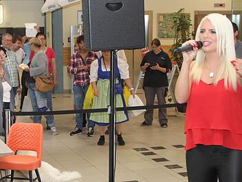 Jenny Frankhauser, die jüngere Halbschwester von Daniela Katzenberger, stellte ihr Single "Die Zeit steht still" gestern im Einkaufszentrum "Fritz" vor. Fotos: Alexander Hartmann