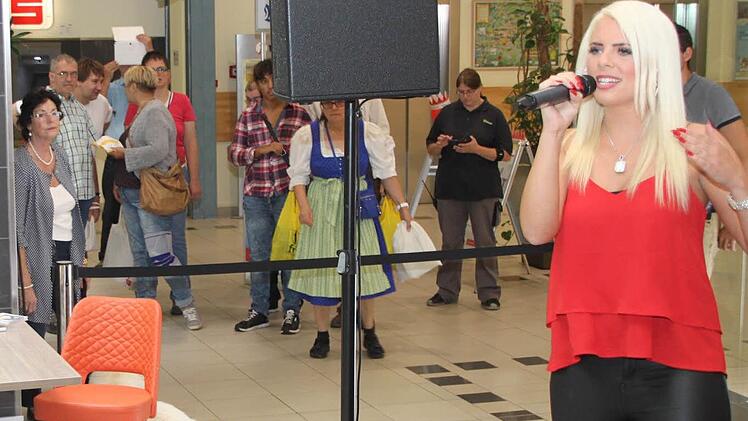 Jenny Frankhauser, die jüngere Halbschwester von Daniela Katzenberger, stellte ihr Single "Die Zeit steht still" gestern im Einkaufszentrum "Fritz" vor. Fotos: Alexander Hartmann