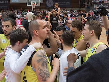 Auch wenn die Niederlage im Frankenderby in Würzburg bedeutungslos war - die Bayreuther Basketballer waren trotzdem enttäuscht. Foto: Jan Hübner