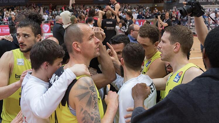 Auch wenn die Niederlage im Frankenderby in Würzburg bedeutungslos war - die Bayreuther Basketballer waren trotzdem enttäuscht. Foto: Jan Hübner